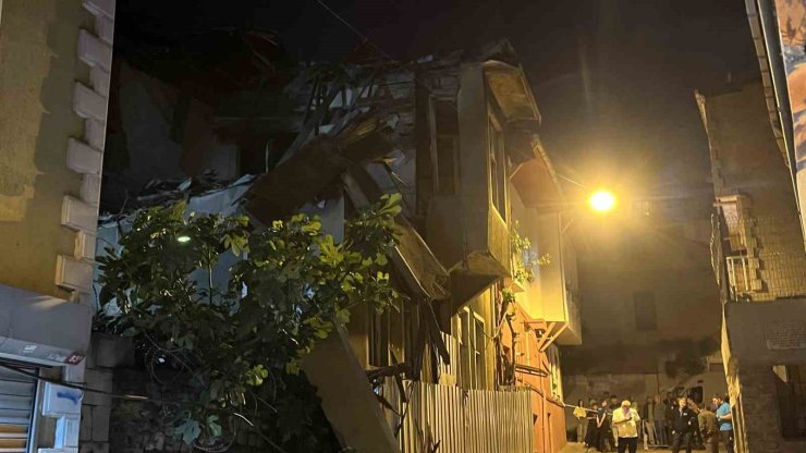 FATİH’TE 2 KATLI METRUK BİNA ÇÖKTÜ