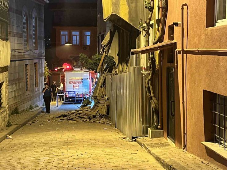 FATİH’TE 2 KATLI METRUK BİNA ÇÖKTÜ