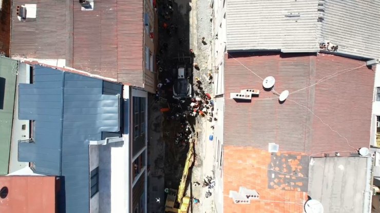 BAYRAMPAŞA’DA KANALİZASYON ÇALIŞMASINDA GÖÇÜK: 1 İŞÇİ KURTARILDI