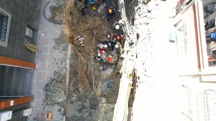 BAYRAMPAŞA’DA KANALİZASYON ÇALIŞMASINDA GÖÇÜK: 1 İŞÇİ KURTARILDI