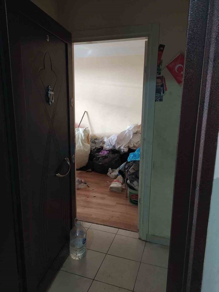 ESENYURT’TA YAŞLI ADAMIN ÇÖP EVİ 4’ÜNCÜ KEZ BOŞALTILDI