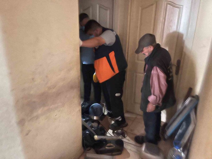 ESENYURT’TA YAŞLI ADAMIN ÇÖP EVİ 4’ÜNCÜ KEZ BOŞALTILDI