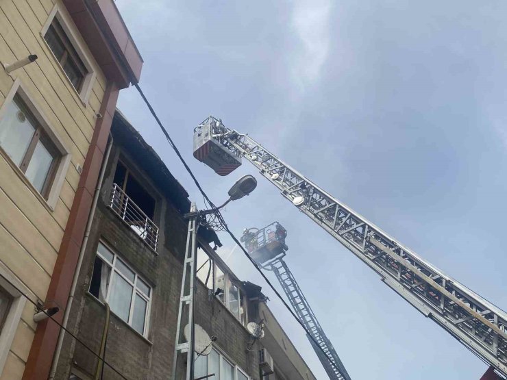 ATAŞEHİR’DE BİR BİNANIN ÇATI KATI YANARAK ALEVLERE TESLİM OLDU