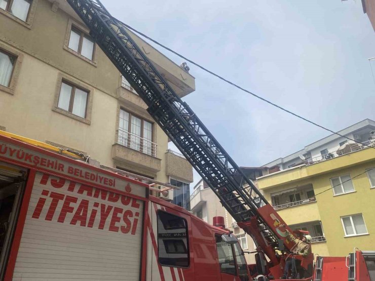 ATAŞEHİR’DE BİR BİNANIN ÇATI KATI YANARAK ALEVLERE TESLİM OLDU