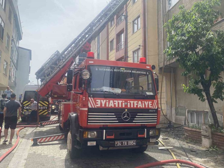 ATAŞEHİR’DE BİR BİNANIN ÇATI KATI YANARAK ALEVLERE TESLİM OLDU