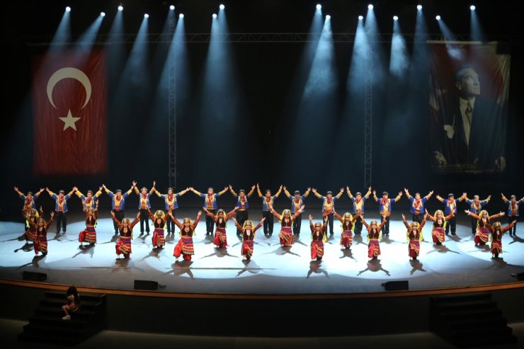 KÜÇÜKÇEKMECE BELEDİYESİ HALK DANSLARI TOPLULUĞU, YIL SONU GÖSTERİSİ DÜZENLEDİ