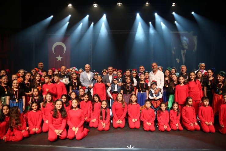 KÜÇÜKÇEKMECE BELEDİYESİ HALK DANSLARI TOPLULUĞU, YIL SONU GÖSTERİSİ DÜZENLEDİ