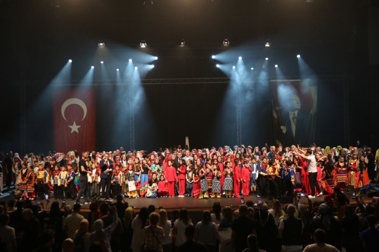 KÜÇÜKÇEKMECE BELEDİYESİ HALK DANSLARI TOPLULUĞU, YIL SONU GÖSTERİSİ DÜZENLEDİ