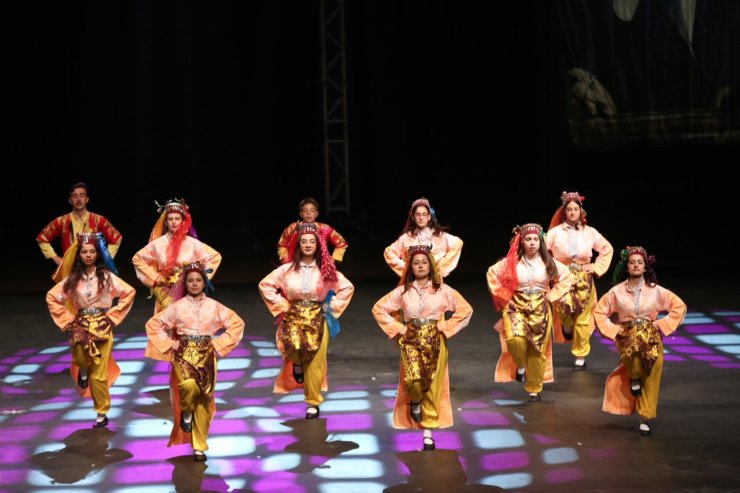 KÜÇÜKÇEKMECE BELEDİYESİ HALK DANSLARI TOPLULUĞU, YIL SONU GÖSTERİSİ DÜZENLEDİ