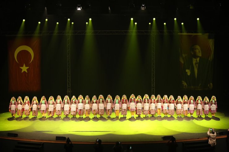 KÜÇÜKÇEKMECE BELEDİYESİ HALK DANSLARI TOPLULUĞU, YIL SONU GÖSTERİSİ DÜZENLEDİ