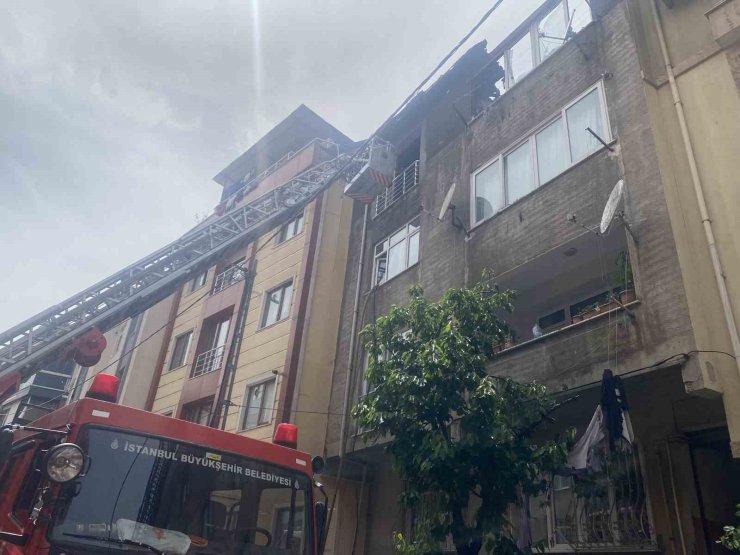 ATAŞEHİR’DE BİR BİNANIN ÇATI KATI YANARAK ALEVLERE TESLİM OLDU