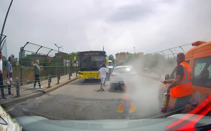 ATAŞEHİR’DE TRAFİKTE TARTIŞTIĞI BIÇAKLI SALDIRGANA YANGIN TÜPÜYLE MÜDAHALE ETTİ