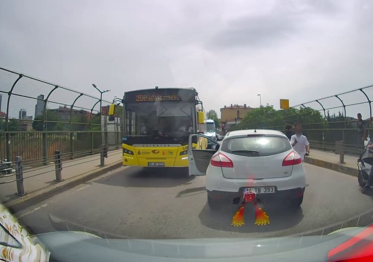 ATAŞEHİR’DE TRAFİKTE TARTIŞTIĞI BIÇAKLI SALDIRGANA YANGIN TÜPÜYLE MÜDAHALE ETTİ