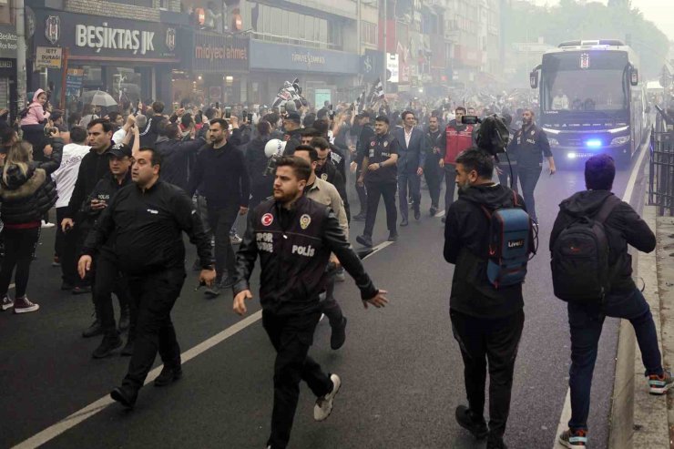 BEŞİKTAŞLI TARAFTARLAR, TAKIMLARINI ŞAMPİYON GİBİ KARŞILADI