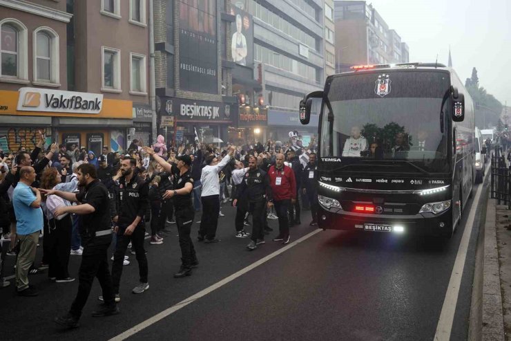 BEŞİKTAŞLI TARAFTARLAR, TAKIMLARINI ŞAMPİYON GİBİ KARŞILADI