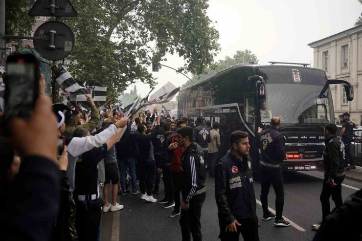 BEŞİKTAŞLI TARAFTARLAR, TAKIMLARINI ŞAMPİYON GİBİ KARŞILADI