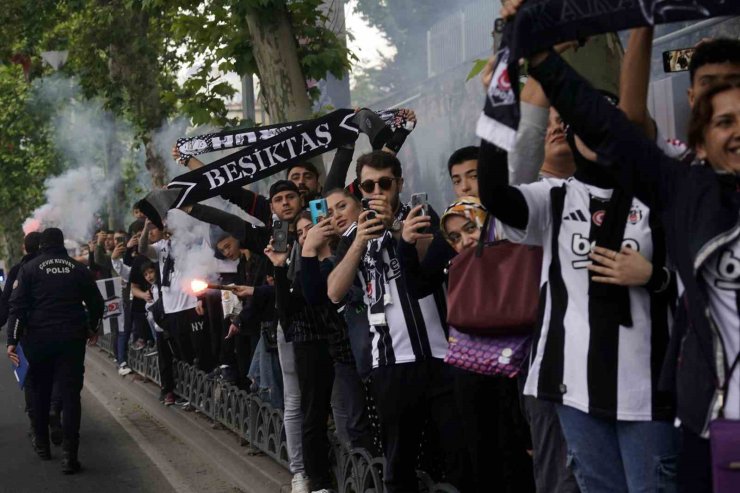 BEŞİKTAŞLI TARAFTARLAR, TAKIMLARINI ŞAMPİYON GİBİ KARŞILADI