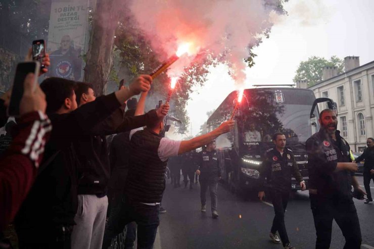 BEŞİKTAŞLI TARAFTARLAR, TAKIMLARINI ŞAMPİYON GİBİ KARŞILADI