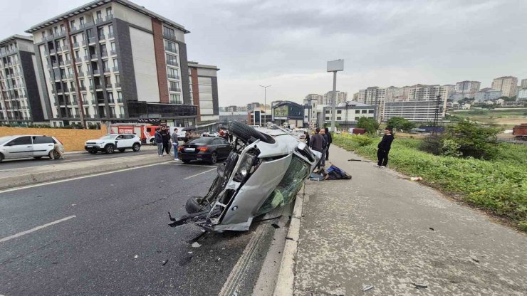 BEYLİKDÜZÜ’NDE KONTROLDEN ÇIKAN ARAÇ TERS ŞERİDE DALDI: 1’İ AĞIR 4 YARALI
