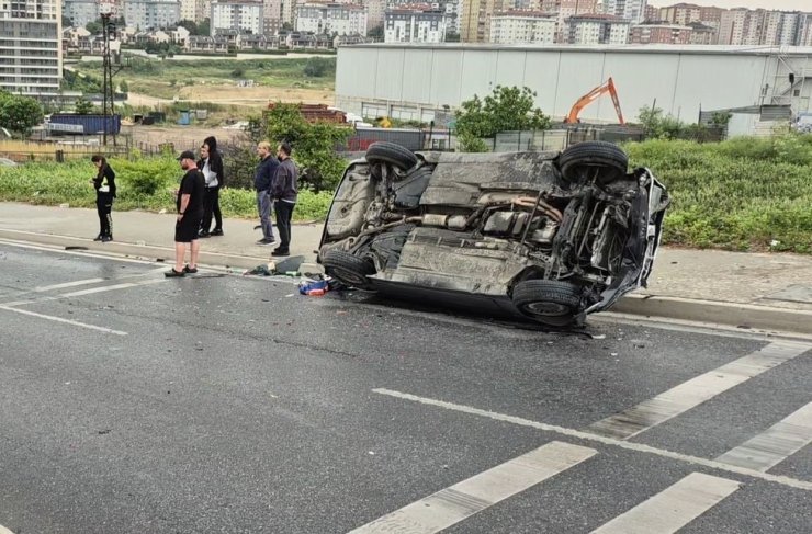 BEYLİKDÜZÜ’NDE KONTROLDEN ÇIKAN ARAÇ TERS ŞERİDE DALDI: 1’İ AĞIR 4 YARALI