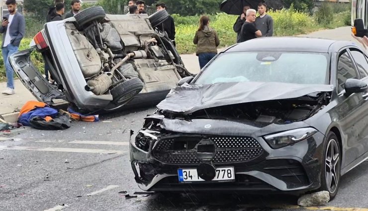 BEYLİKDÜZÜ’NDE KONTROLDEN ÇIKAN ARAÇ TERS ŞERİDE DALDI: 1’İ AĞIR 4 YARALI