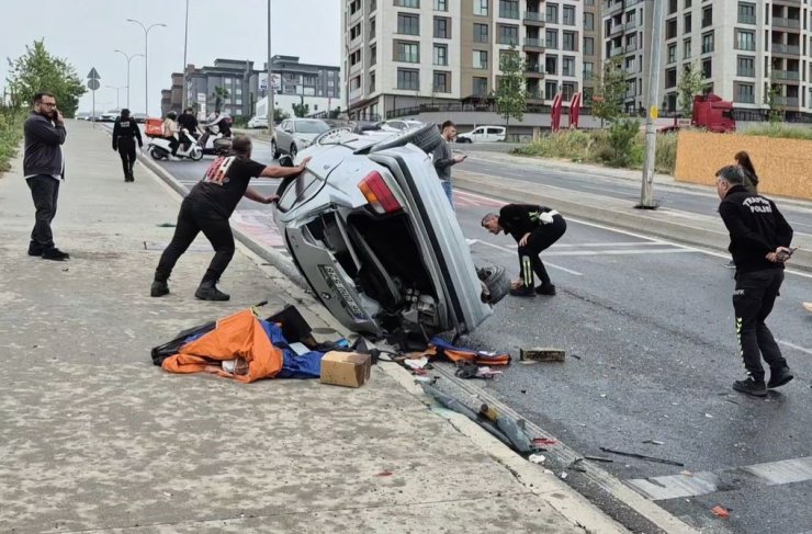 BEYLİKDÜZÜ’NDE KONTROLDEN ÇIKAN ARAÇ TERS ŞERİDE DALDI: 1’İ AĞIR 4 YARALI
