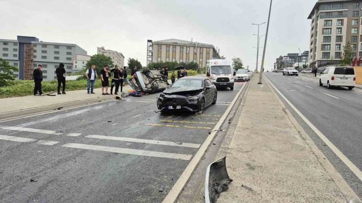 BEYLİKDÜZÜ’NDE KONTROLDEN ÇIKAN ARAÇ TERS ŞERİDE DALDI: 1’İ AĞIR 4 YARALI