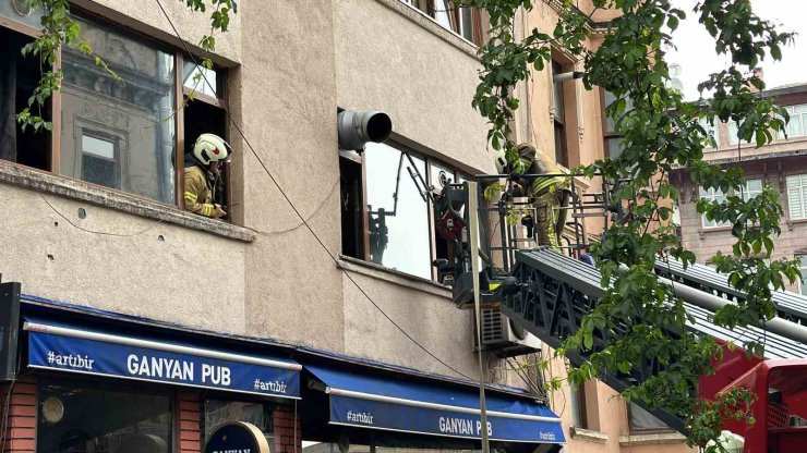 BEYOĞLU’DA 6 KATLI BİNADA YANGIN PANİĞİ: MAHSUR KALAN 2 KİŞİ KURTARILDI