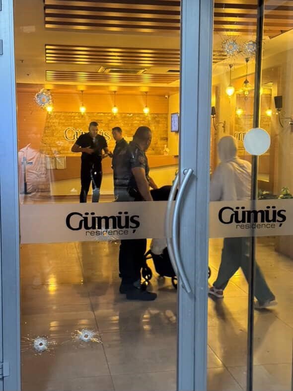 ESENYURT’TA BİR DÖNERCİ VE REZİDANSA KURŞUN YAĞMURU: O ANLAR KAMERADA