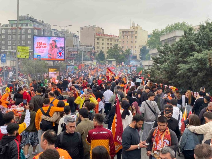 GALATASARAYLI TARAFTARLAR YENİKAPI’YA AKIN ETTİ