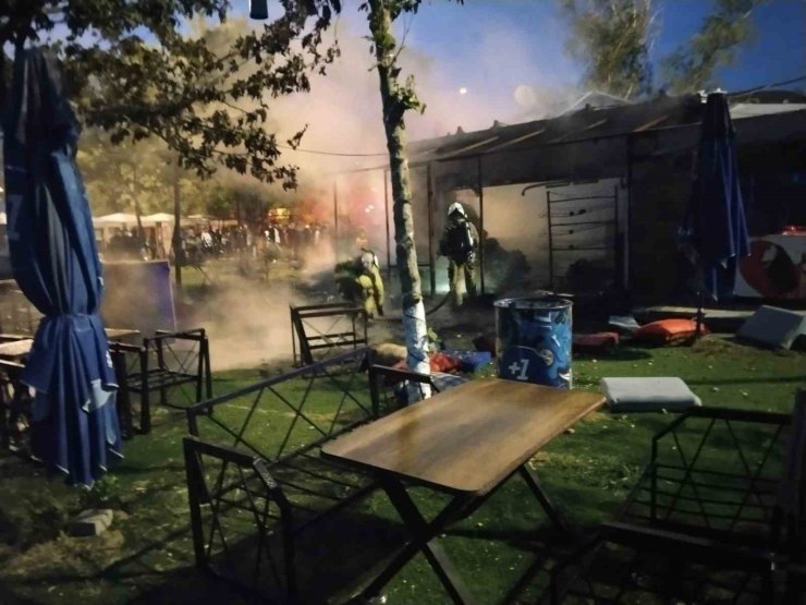 SİLİVRİ’DE KAFE ALEVLERE TESLİM OLDU: FACİADAN DÖNÜLDÜ