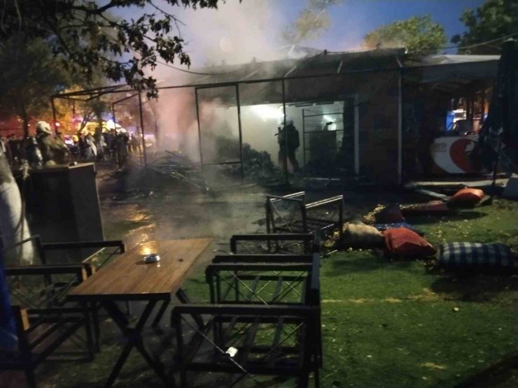 SİLİVRİ’DE KAFE ALEVLERE TESLİM OLDU: FACİADAN DÖNÜLDÜ