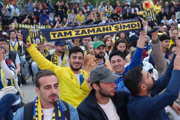 KARTAL’DA FENERBAHÇE’NİN EUROLEAGUE FİNAL MAÇI DEV EKRANDA İZLENDİ