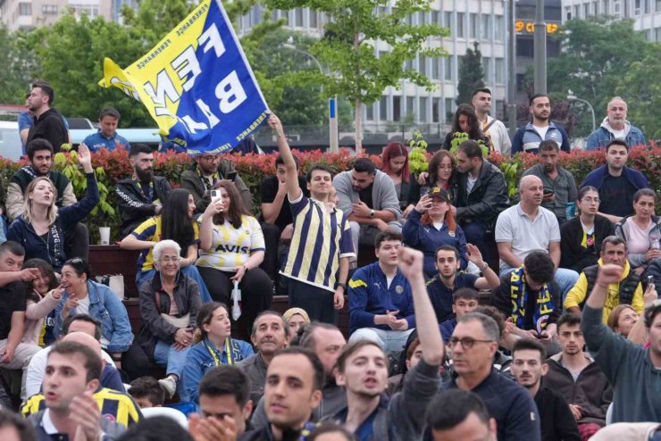 KARTAL’DA FENERBAHÇE’NİN EUROLEAGUE FİNAL MAÇI DEV EKRANDA İZLENDİ