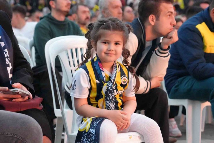 KARTAL’DA FENERBAHÇE’NİN EUROLEAGUE FİNAL MAÇI DEV EKRANDA İZLENDİ