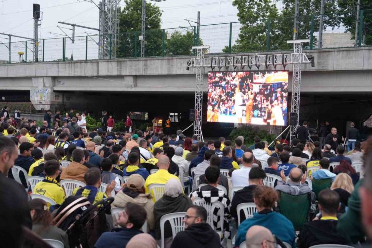 KARTAL’DA FENERBAHÇE’NİN EUROLEAGUE FİNAL MAÇI DEV EKRANDA İZLENDİ