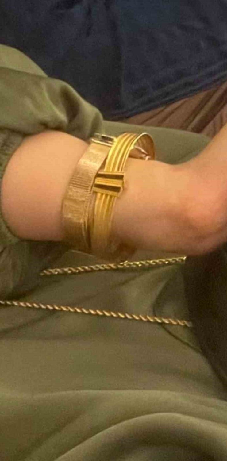 KARDEŞİNİN MEZUNİYET TÖRENİNE GİDERKEN ALTINLARINI KOMŞUSU ÇALDI