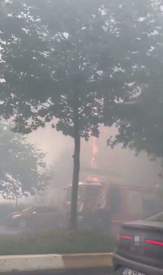 ESENYURT’TA KAFEDE YANGIN ÇIKTI, ALEVLER BİNAYA VE MARKETE SIÇRADI