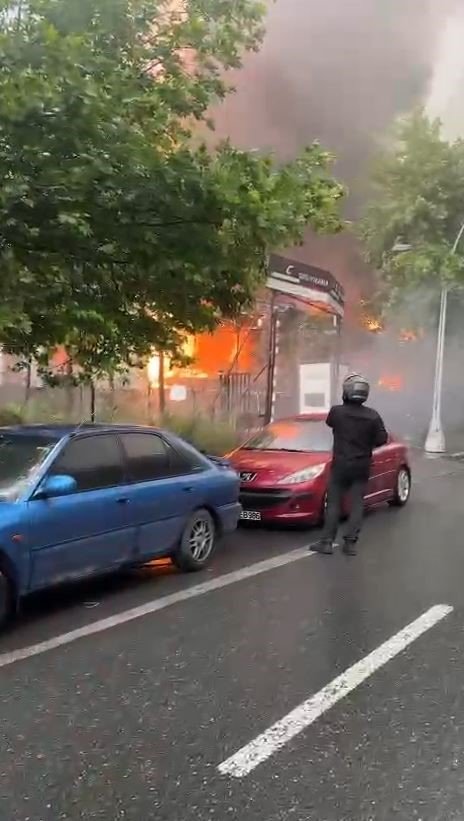 ESENYURT’TA KAFEDE YANGIN ÇIKTI, ALEVLER BİNAYA VE MARKETE SIÇRADI