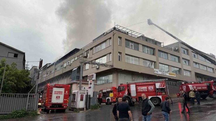 EYÜPSULTAN’DA TEKSTİL FABRİKASINDA YANGIN PANİĞİ