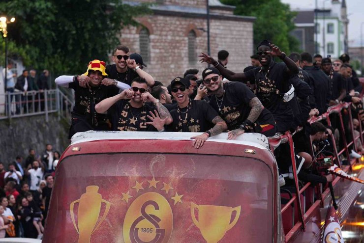 GALATASARAY’DA KUTLAMALAR ÜSTÜ AÇIK OTOBÜS TURUYLA BAŞLADI
