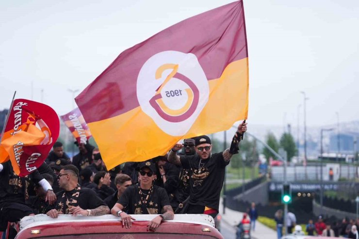 GALATASARAY’DA KUTLAMALAR ÜSTÜ AÇIK OTOBÜS TURUYLA BAŞLADI