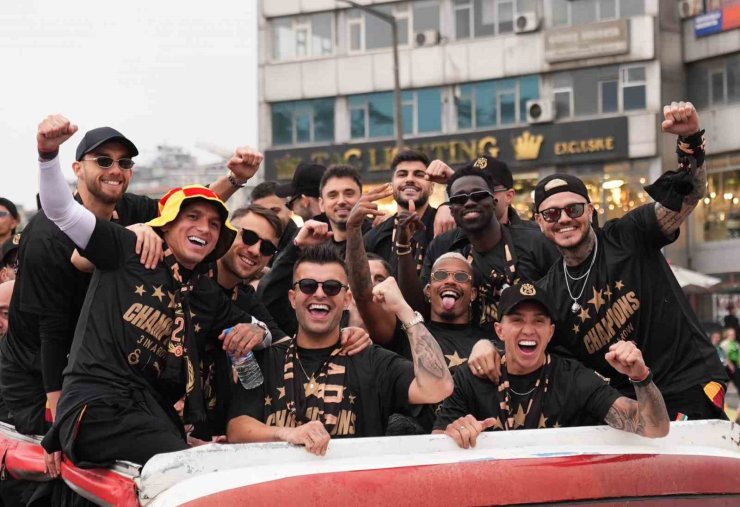 GALATASARAY’DA KUTLAMALAR ÜSTÜ AÇIK OTOBÜS TURUYLA BAŞLADI