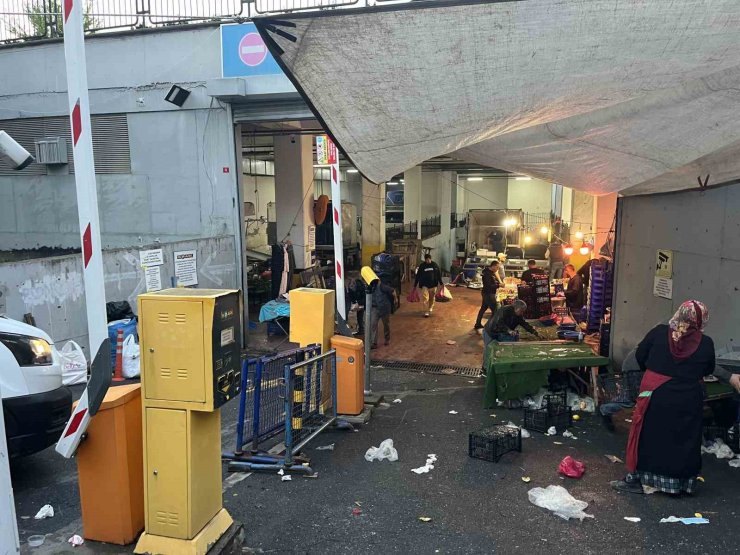 KAPALI PAZAR YERİ HAVALANDIRMASINA BİBER GAZI SIKIP KAÇTI