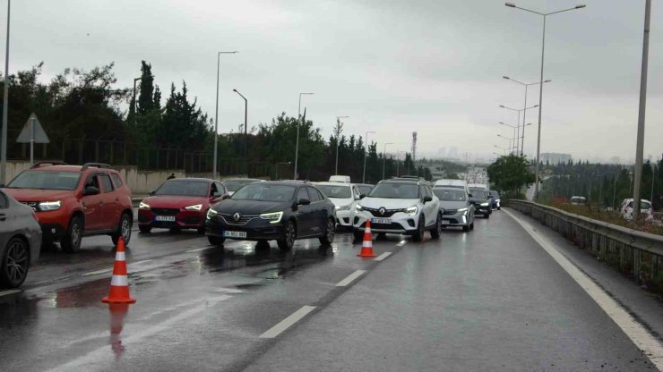 TUZLA’DA HASTA NAKİL AMBULANSI YAN YATTI: 3 YARALI