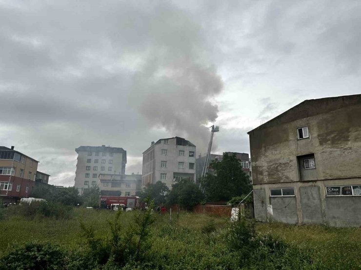 SULTANBEYLİ’DE KORKUTAN ÇATI YANGINI: ALEVLER YAN BİNAYA SIÇRADI