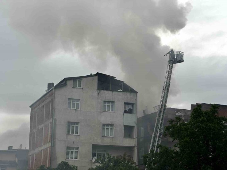SULTANBEYLİ’DE KORKUTAN ÇATI YANGINI: ALEVLER YAN BİNAYA SIÇRADI