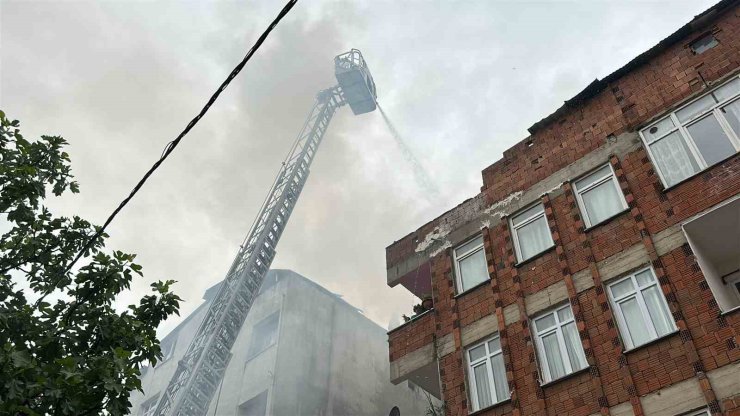 SULTANBEYLİ’DE KORKUTAN ÇATI YANGINI: ALEVLER YAN BİNAYA SIÇRADI