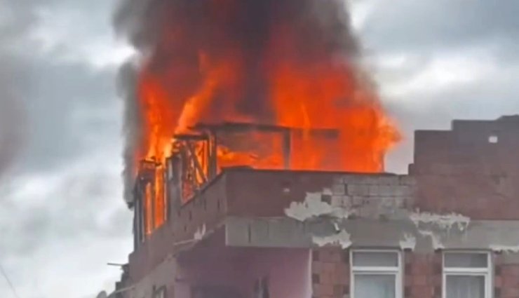 SULTANBEYLİ’DE KORKUTAN ÇATI YANGINI: ALEVLER YAN BİNAYA SIÇRADI