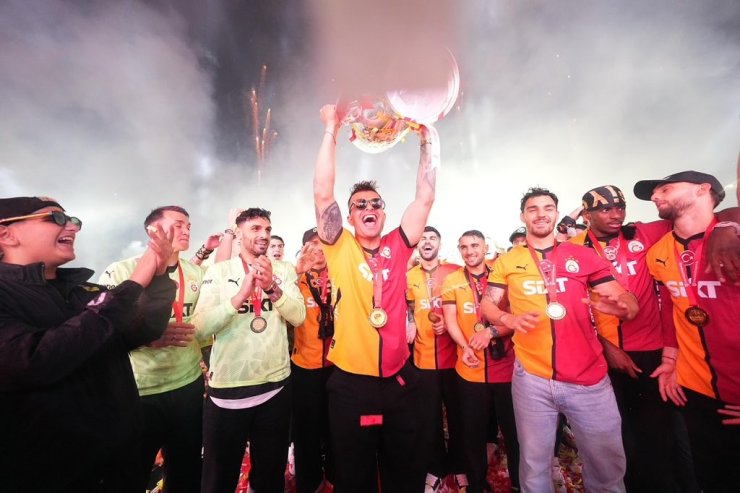 ŞAMPİYON GALATASARAY, KUPASINI YENİKAPI’DA ALDI